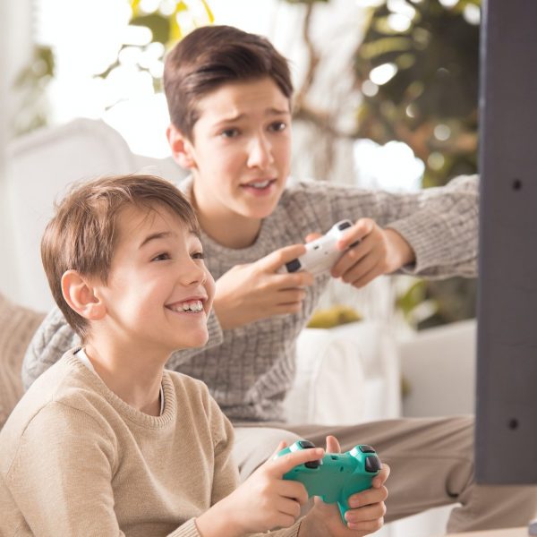 brothers-playing-on-playstation-e1615963163461